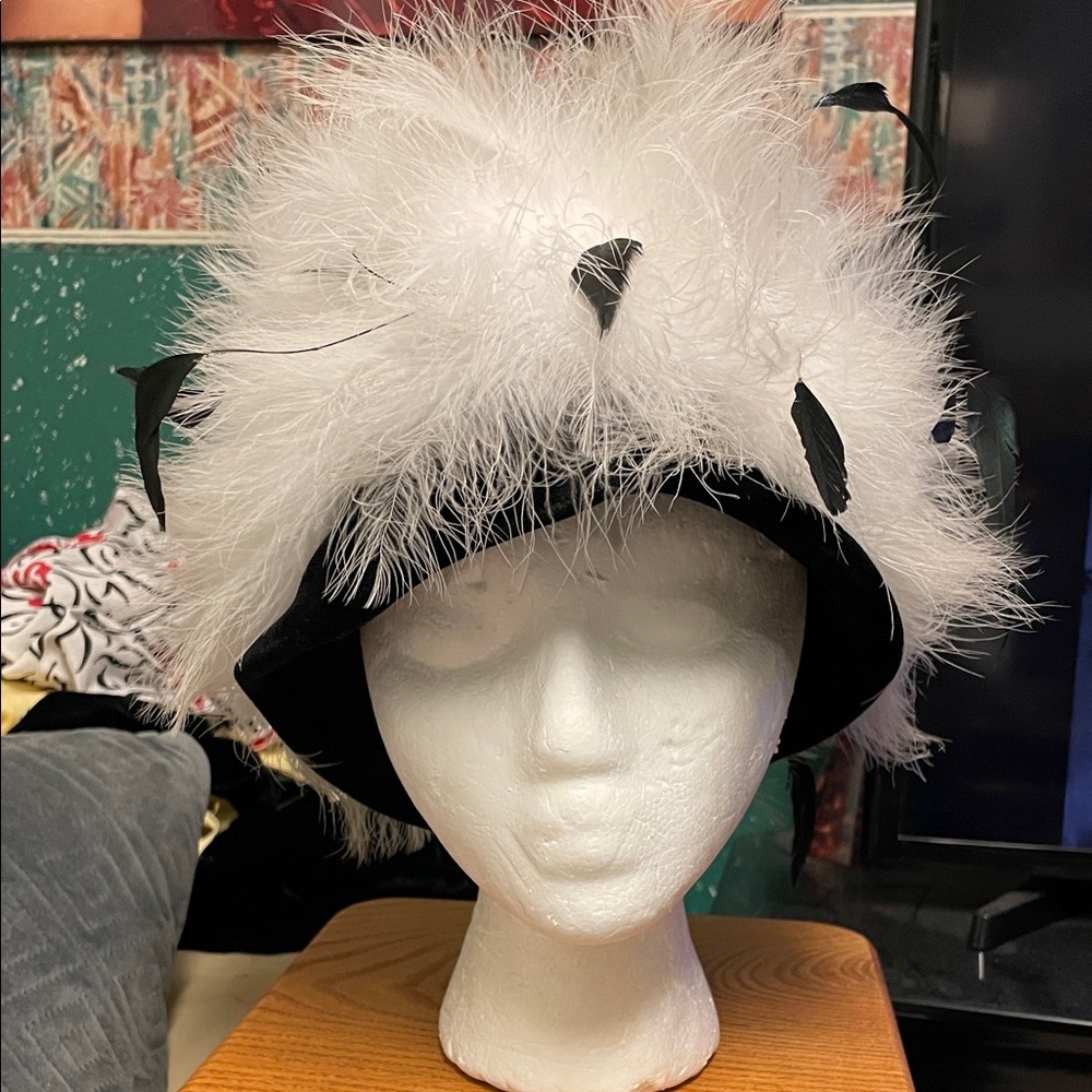 Vibtage 20s Black velvet with White ostrich and green genuine FeatherHat